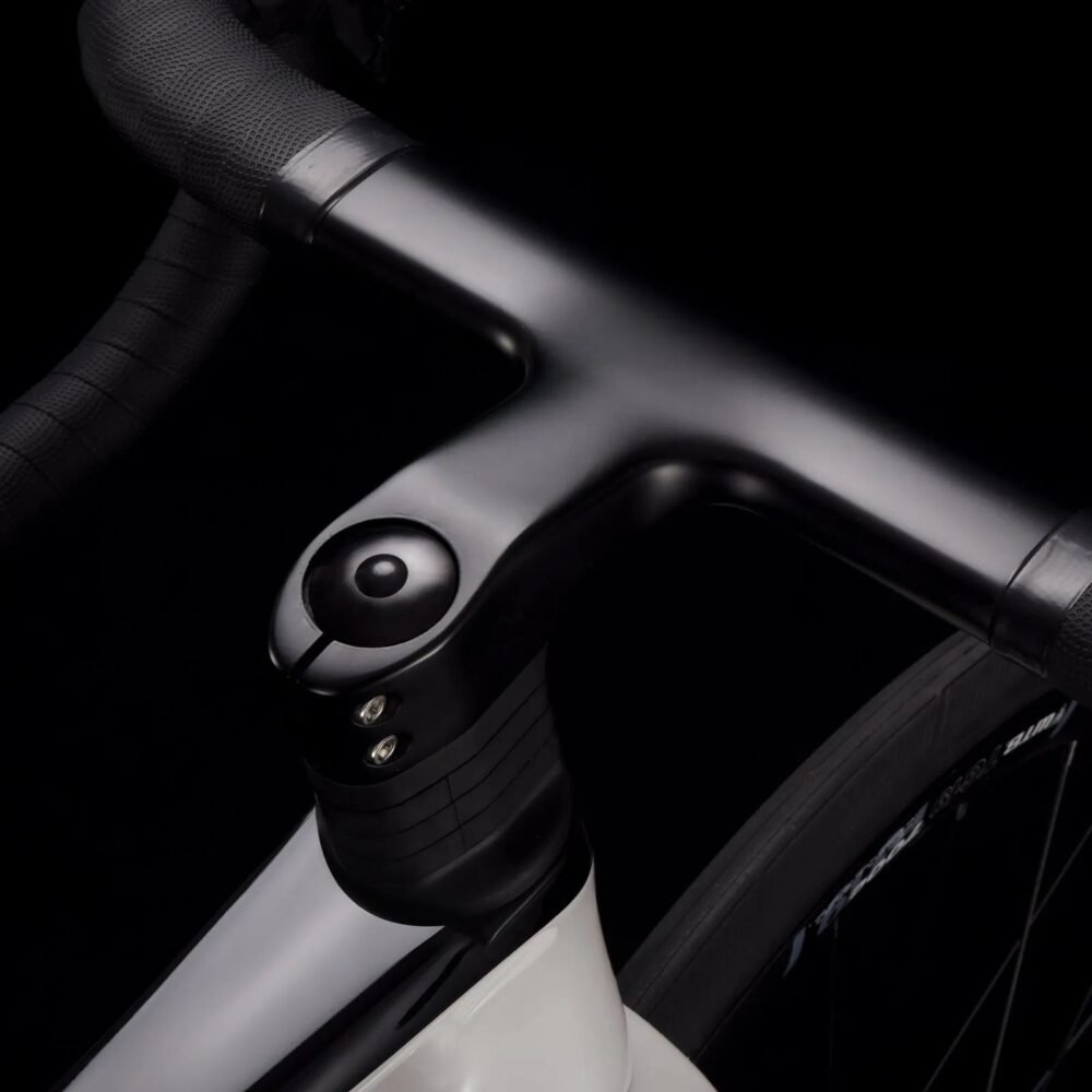 T1000 Carbon UCI Road Bike - Shimano 105 Di2 Shifting | Full Integrated Cables | Lightweight Durable